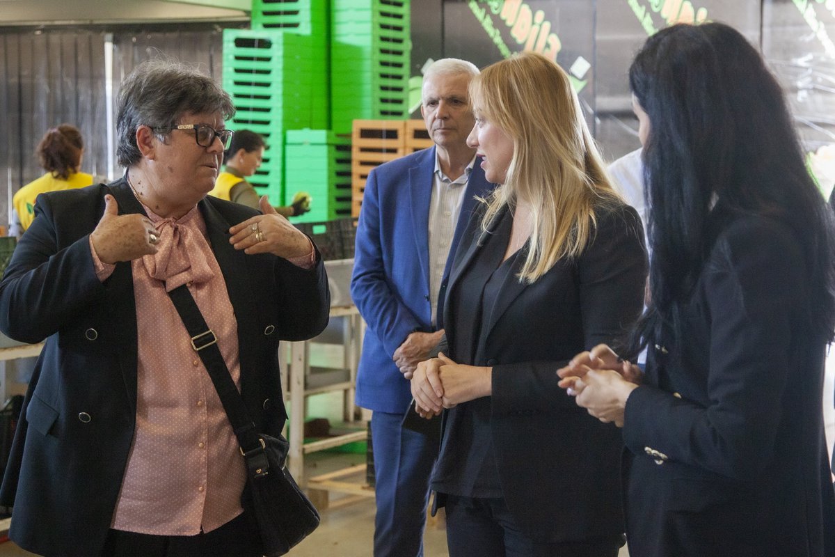FridaKrifca's tweet photo. Në Saver të Lushnjës tek Neta për të ndjekur ecurinë e grumbullimit dhe eksportit të prodhimeve bujqësore këtë sezon. I kemi objektivat të përbashkëta për fuqizimin e zinxhirit prodhues eksportues si një objektiv madhor i konsolidimit te sektorit. https://t.co/J9ufONmSBW