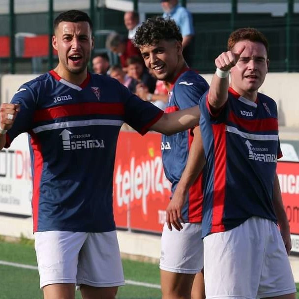 cdtortosa's tweet photo. ⚽️ 📸 LA IMATGE DE LA SETMANA
🔴⚪ Fins a la fi! 👏🏻👏🏻💪🏻
#Tortosa #TerresdelEbre #FCF #DerbiTortosi #FCF #2cat #Ascens #PlayOff https://t.co/QAbaoOWOcr