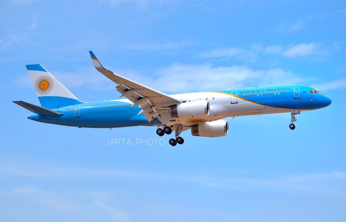 TORRECILLA13's tweet photo. El ARG-01 , B757-256 el avión presidencial de la República Argentina , aterrizando esta tarde en el @aeroVLC , una parada técnica rumbo a China , con Sergio Massa , Máximo Kirchner y otros funcionarios y legisladores.
#avgeek #aviation #Argentina #RepublicaArgentina #Tango01 https://t.co/YTPv1JRNJt