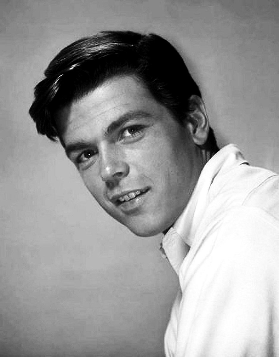 barbaravitali2's tweet photo. Happy Birthday to #RobertLogan May 29,1941 #77SunsetStrip #MountainFamilyRobinson  #BornToRace https://t.co/O2QRNOq00t