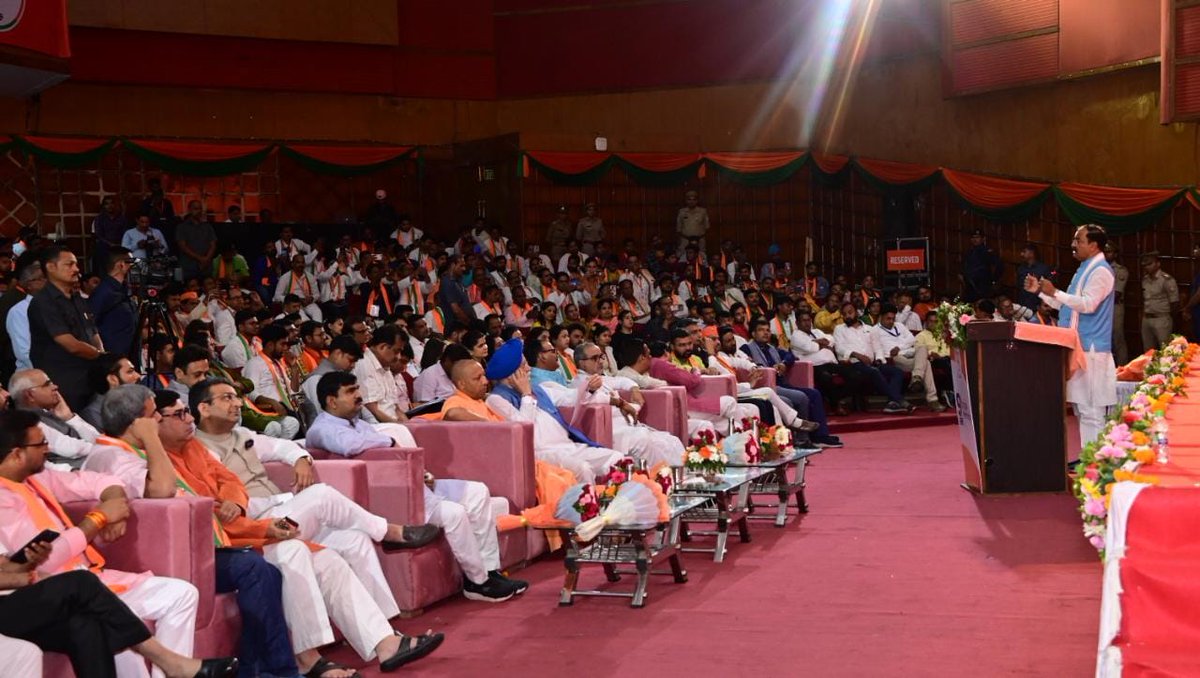 GayatriPrasad9's tweet photo. आज IGP में आयोजित सोशल मीडिया संवाद कार्यक्रम में सहभागिता का अवसर प्राप्त हुआ. कार्यक्रम के मुख्य अतिथि उ.प्र. के मुख्यमंत्री मा. @myogiadityanath जी रहे, साथ ही साथ दोनों उपमुख्यमंत्री,मा. प्रदेश अध्यक्ष जी एवं अन्य प्रदेश पदाधिकारी समेत सैकड़ों कार्यकर्ता उपस्थित रहे.
@BJP4UP https://t.co/ZEHd78nfwx