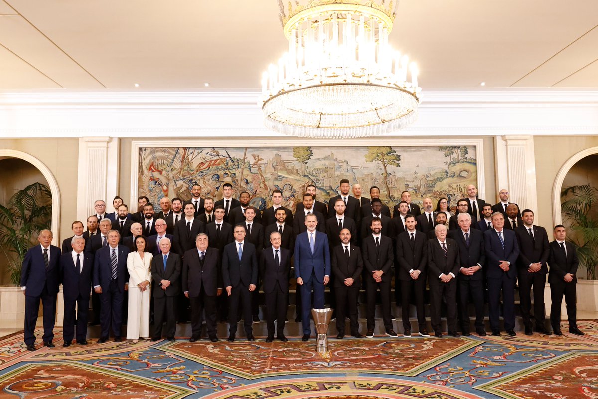 CasaReal's tweet photo. El Rey recibe en el Palacio de La Zarzuela al equipo de baloncesto del Real Madrid, campeón de la Euroliga 2022-2023.

➡️https://t.co/0NHBPBRf9Z https://t.co/zF065nKnBp