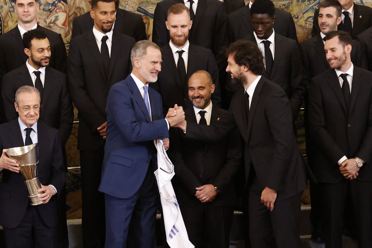 CasaReal's tweet photo. El Rey recibe en el Palacio de La Zarzuela al equipo de baloncesto del Real Madrid, campeón de la Euroliga 2022-2023.

➡️https://t.co/0NHBPBRf9Z https://t.co/zF065nKnBp