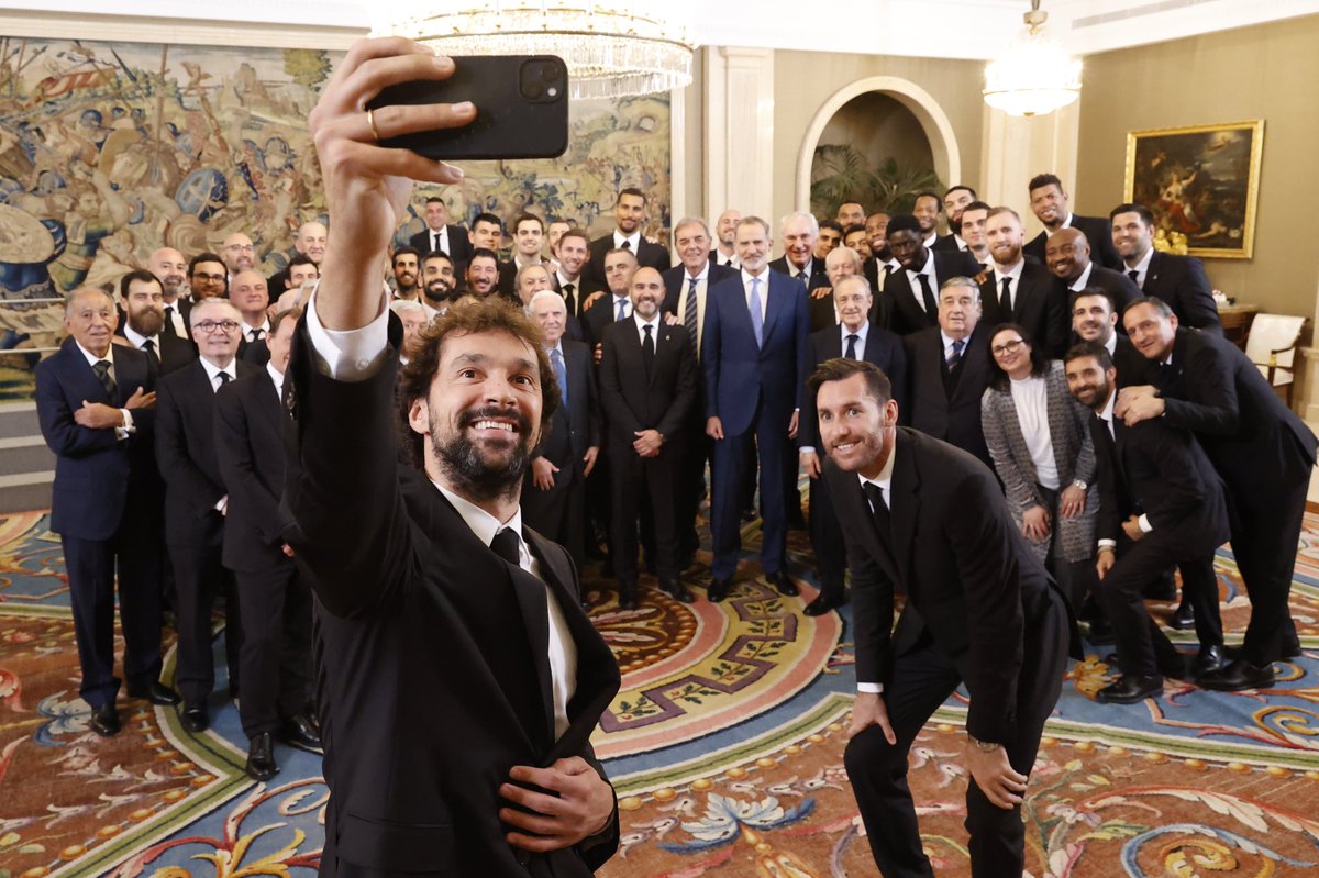 CasaReal's tweet photo. El Rey recibe en el Palacio de La Zarzuela al equipo de baloncesto del Real Madrid, campeón de la Euroliga 2022-2023.

➡️https://t.co/0NHBPBRf9Z https://t.co/zF065nKnBp