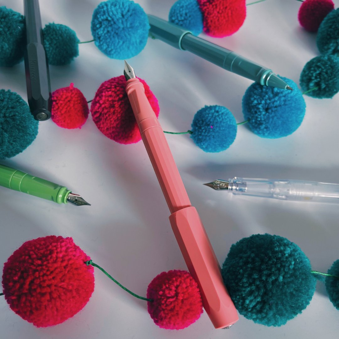 Pompoms and Perkeos!
Does a better combination exist? 

#Kaweco #perkeo #pompoms #rollerball #fountainpens #perfectpens #peonyblossom #junglegreen #breezyteal #black #clear #fountainpendelight