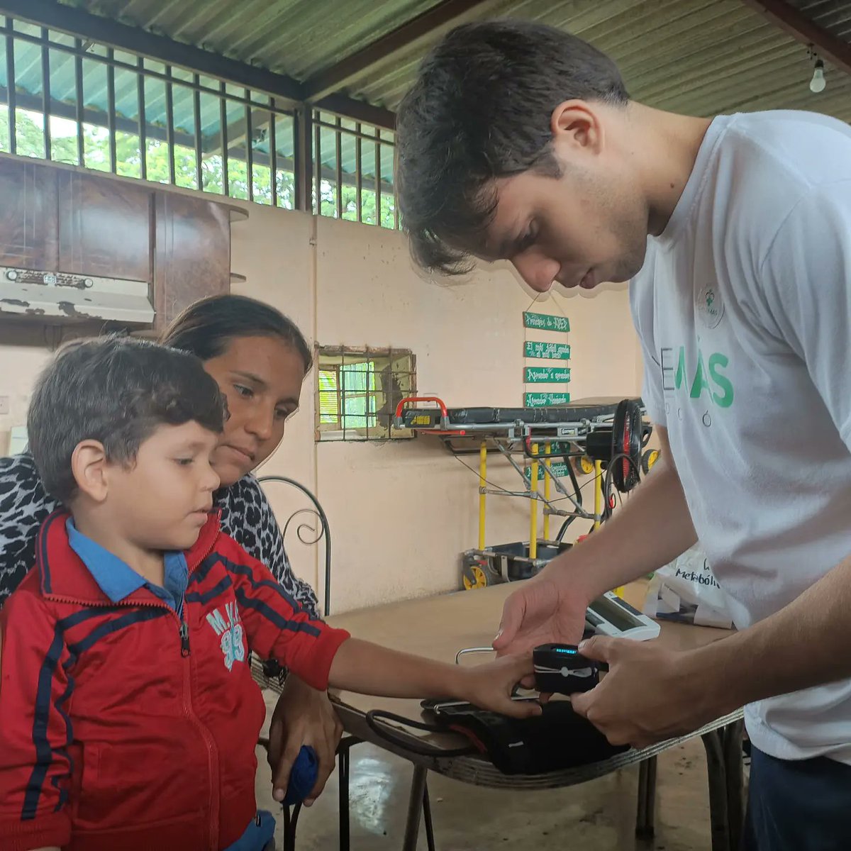 Gracias al apoyo de la #fundacionvivemas y <a href="/OrdenDeMaltaVE/">OrdenDeMaltaVE OFICIAL</a> logramos la atención médica y entrega de medicamentos a más de 500 personas en 3 días. ¡Gracias Dios! por permitirnos esta ardúa tarea que logramos con mucho éxito.

#gestioninclusionyesperanza
#vamosvamosromulogallegos