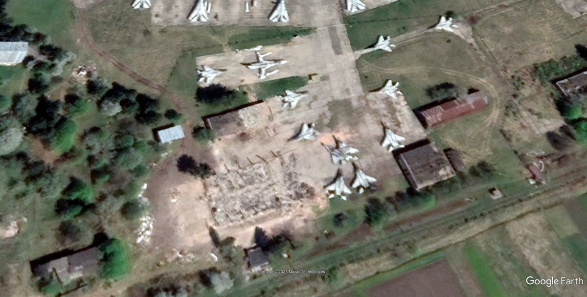 Las imágenes satélite de alta resolución no dejan lugar al debate. Otra zona en una base ucraniana alcanzada por un ataque ruso y que a saber cuantos aviones dejó destruidos y dañados; el antes y el después