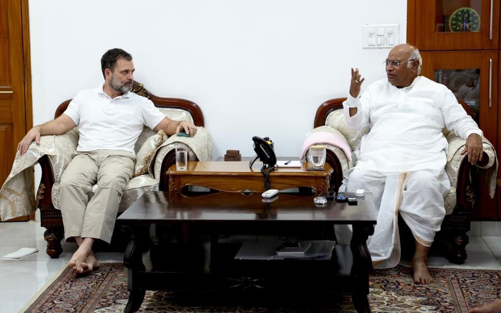 Allavaru's tweet photo. INC President Sh. Mallikarjun @kharge ji and Sh. @RahulGandhi ji held a 4-hour-long discussion with AICC Rajasthan in-charge Sh. @Sukhjinder_INC ji, CM @ashokgehlot51 ji and Sh. @SachinPilot ji. 

Our team in Rajasthan will unitedly fight the 2023 elections and break the decades-long tradition of alternating governments by registering a thumping victory!