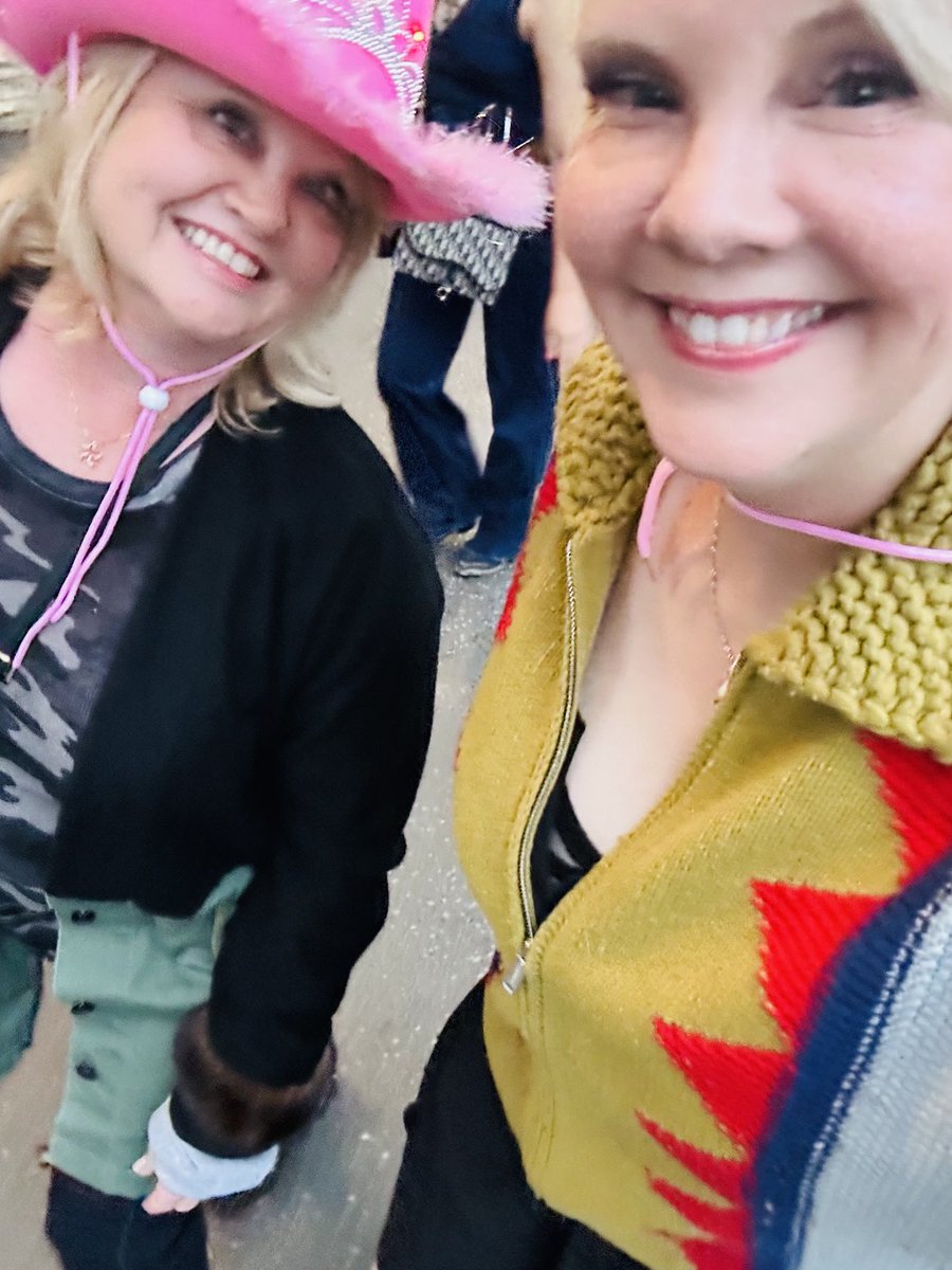 KierstenWarren's tweet photo. The Sister Act. At Shania Twain/Hollywood Bowl. ❤️ https://t.co/rra6guC4cz