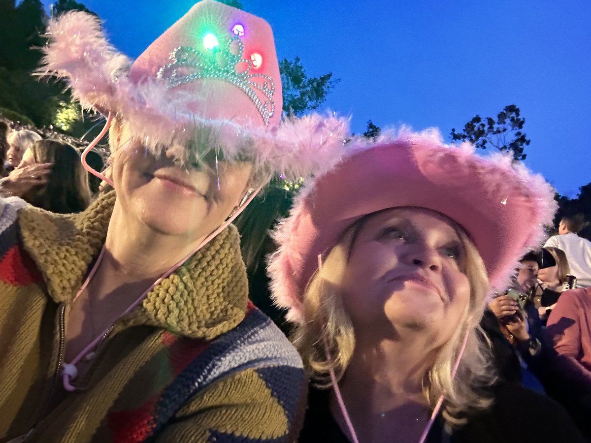 KierstenWarren's tweet photo. The Sister Act. At Shania Twain/Hollywood Bowl. ❤️ https://t.co/rra6guC4cz