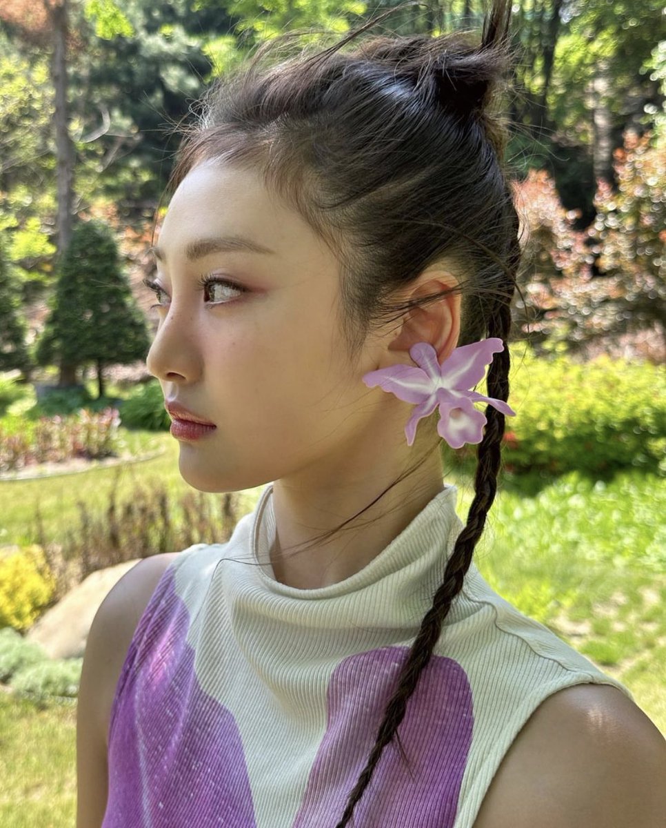 cafewindows's tweet photo. ningning+ loewe = 🫨🤯 https://t.co/xyibVDBaS7