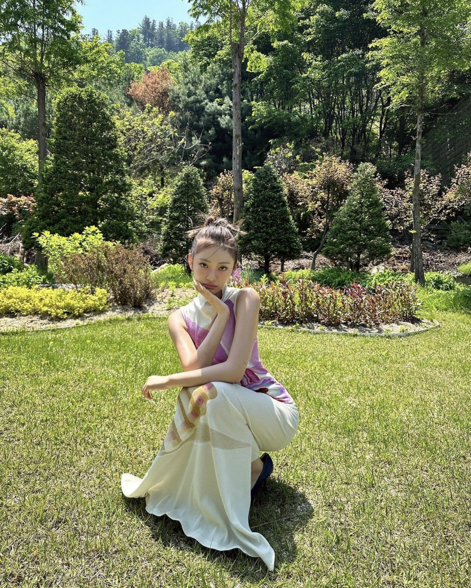 cafewindows's tweet photo. ningning+ loewe = 🫨🤯 https://t.co/xyibVDBaS7