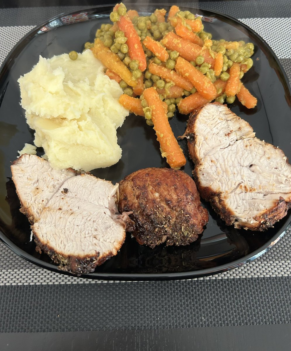 Oehrk's tweet image. Erste komplett gekochte Essen in der neuen Wohnung #hubbygoals