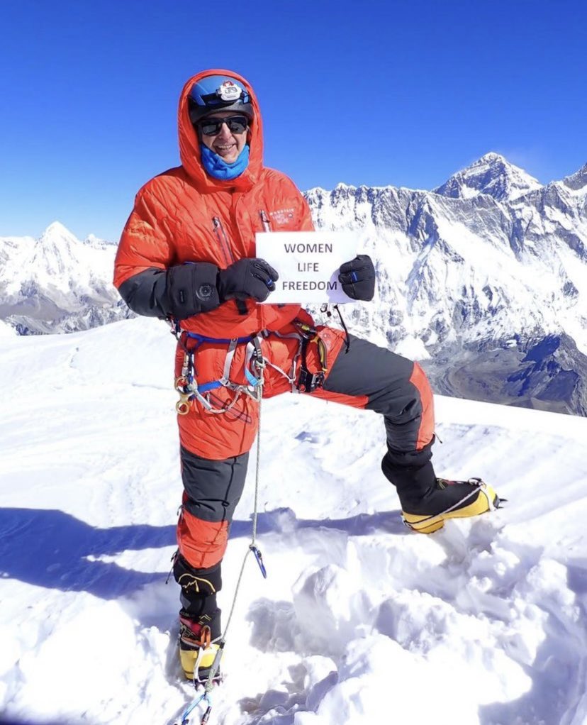 #WomanLifeFreedom message as #ArdavanFarmanFarmaian conquered the #MountEverest summit & fulfilled his Dream. Bravo & huge thanks 4honouring #IranianWomen at the time of his epic ascent. 

Look forward 2hearing his story @RGS_IBG 

Image via #007wman

#IranianWIN 💚🤍❤️