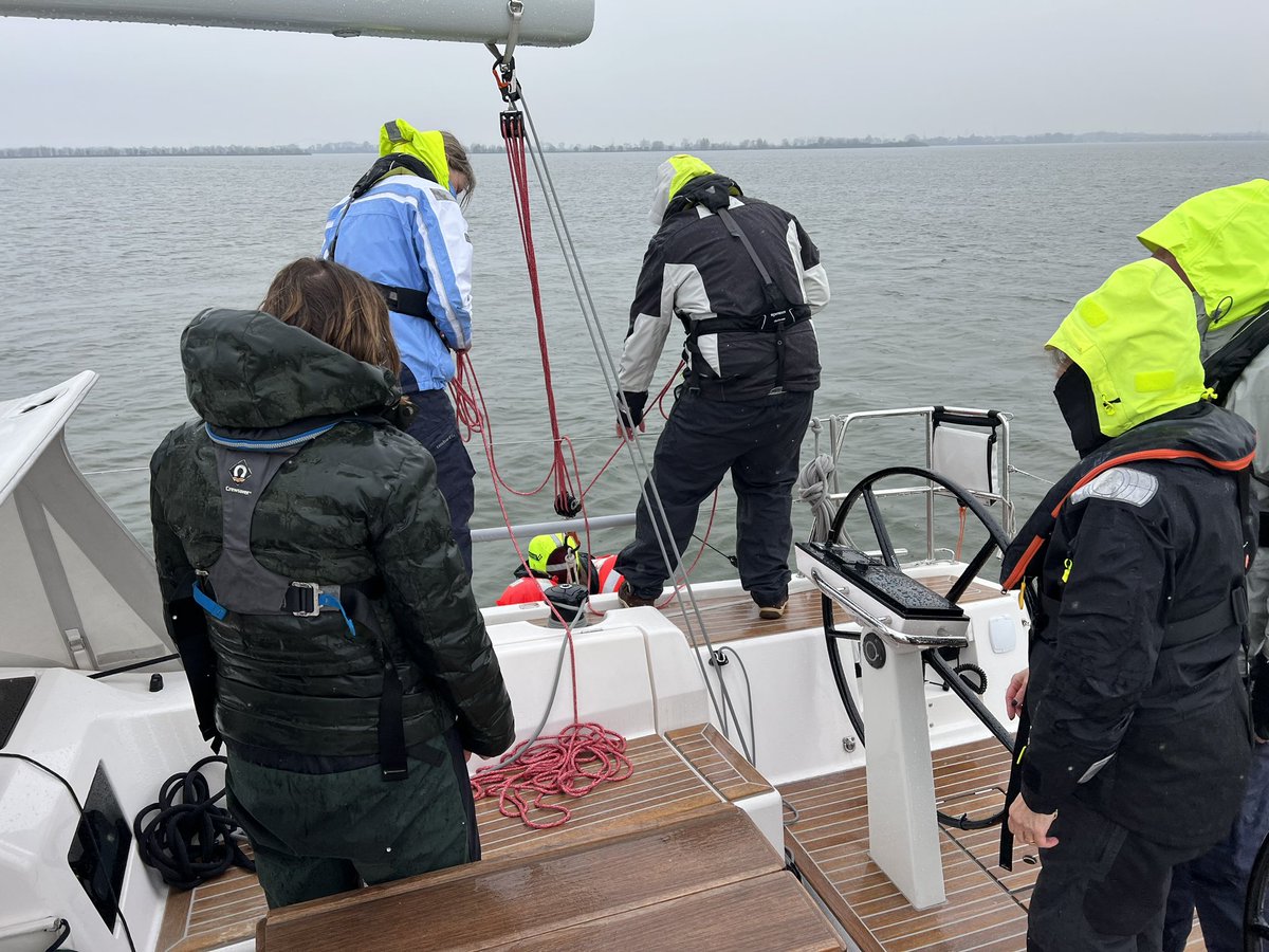 jasperjwater's tweet photo. Je hebt geleerd hoe je bij een mens-over-boord terug komt. En dan?
Welke mogelijkheden heb jij aan boord om iemand terug in de kuip te krijgen? Of welke tips?
#varen #zeilen #jasperjwatersport #xyachts #vaarles #mob #zeilles #jasperj #knrm #lerenvaren #knrmenkhuizen https://t.co/kofQrbzEtB