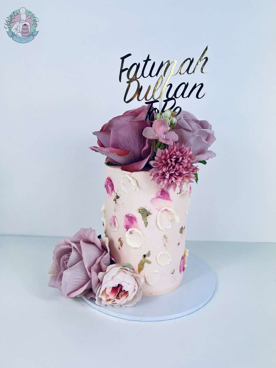 khalidskakes's tweet photo. We didnt used to do 4 inches by themselves because they are a nightmare lol, but we do them now 😂 Couldn't resist the cuteness.. look hoe pretty it is Alhamdulillah 
-
-
#cake #bridal #prettyinpink #pretty #pinkcakes  #buttercream https://t.co/o5NKQTklKn