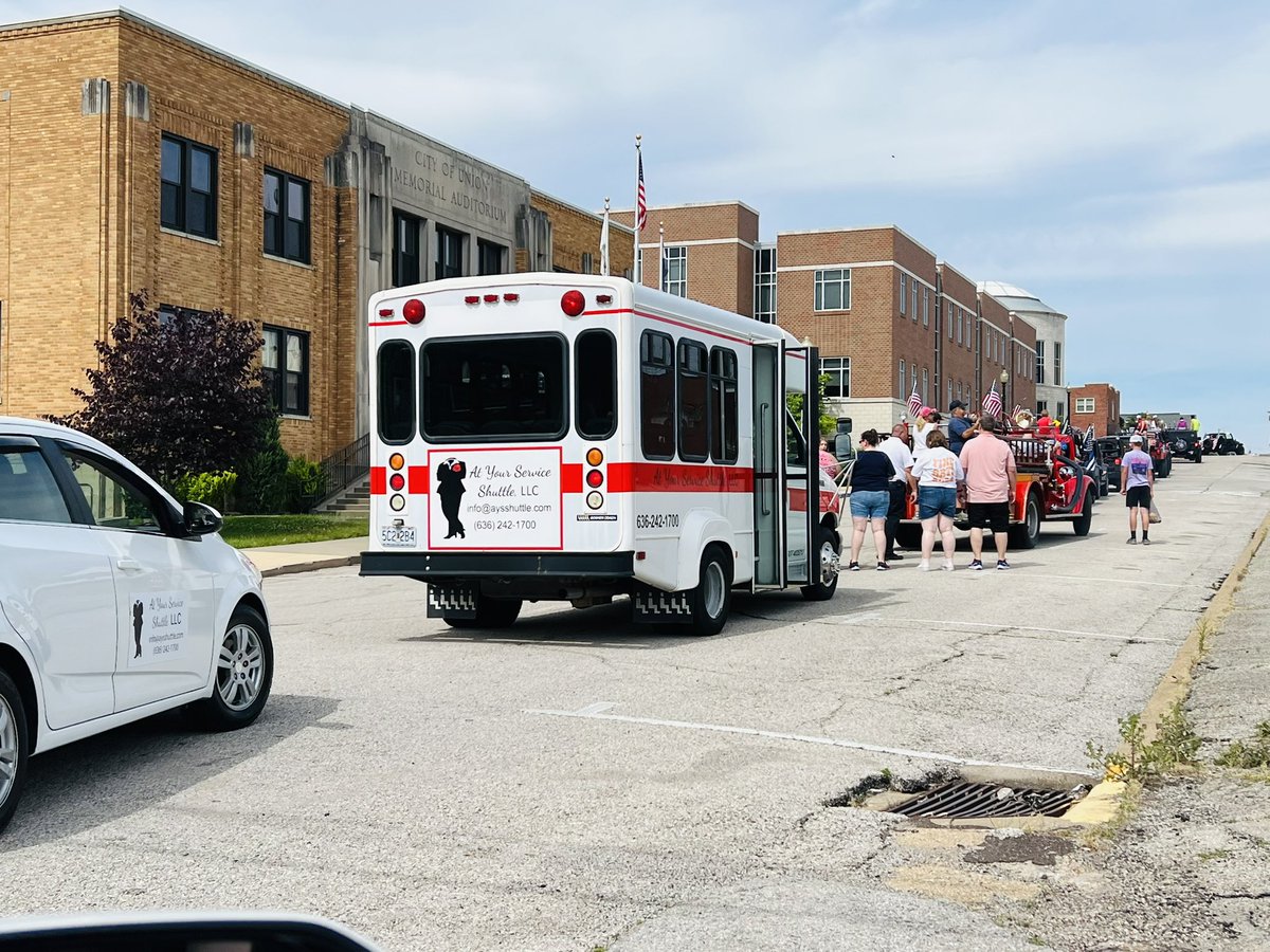 AYSShuttle_Taxi's tweet photo. Thank you to those who have served for the freedoms we enjoy today.  Humbled &amp; grateful. 

Our Shuttle Bus &amp; 2 Taxis in Union, MO Parade today. 

1,000 business cards &amp; 40 lbs of candy later…. 

So encouraged by many in the crowd that taxi &amp; shuttle is a much needed service. https://t.co/AOzJJIaIYa