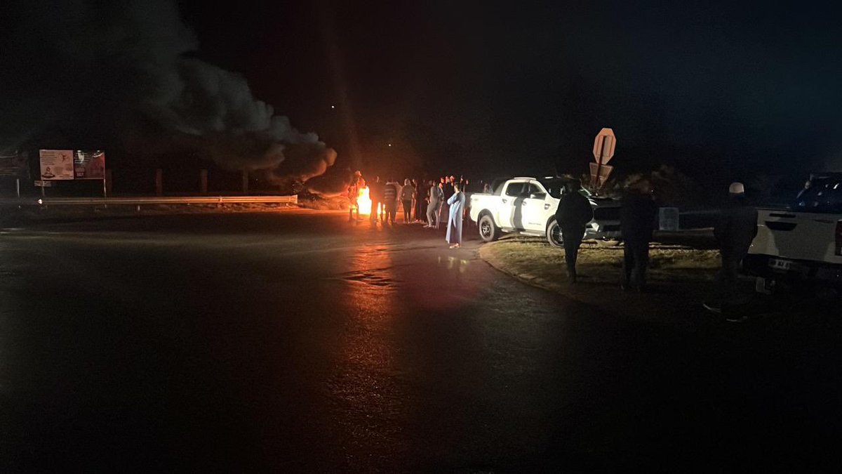 Abramjee's tweet photo. Roshnee and Rustervaal residents in the Vaal venting their anger on the R82- Roshnee and Rustervaal entrances because of poor service delivery. @EmfuleniLM @GautengProvince @Lesufi https://t.co/QLo8T70xaA