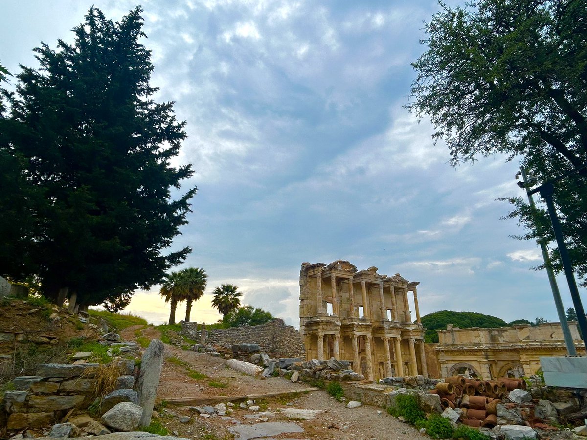 aristourgima19's tweet image. It’s not my office, a piece of mine #ephesusancientcity #libraryofCelsus #Travel #professionaltourguide #licensedtourguide #travelTurkiye