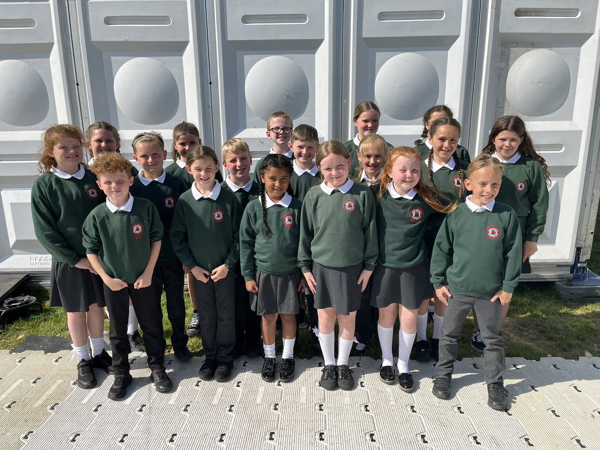 MrJamieHallett's tweet image. Balch iawn o’r disgyblion disglair yma. 

Perfformiad ardderchog ar lwyfan Eisteddfod yr Urdd! ❤️🤍💚

Da iawn Côr @yggf123 

Ymlaen at yfory!

@EisteddfodUrdd @UrddGwent @Urdd 

#Calon #Cenedl #Cynefin