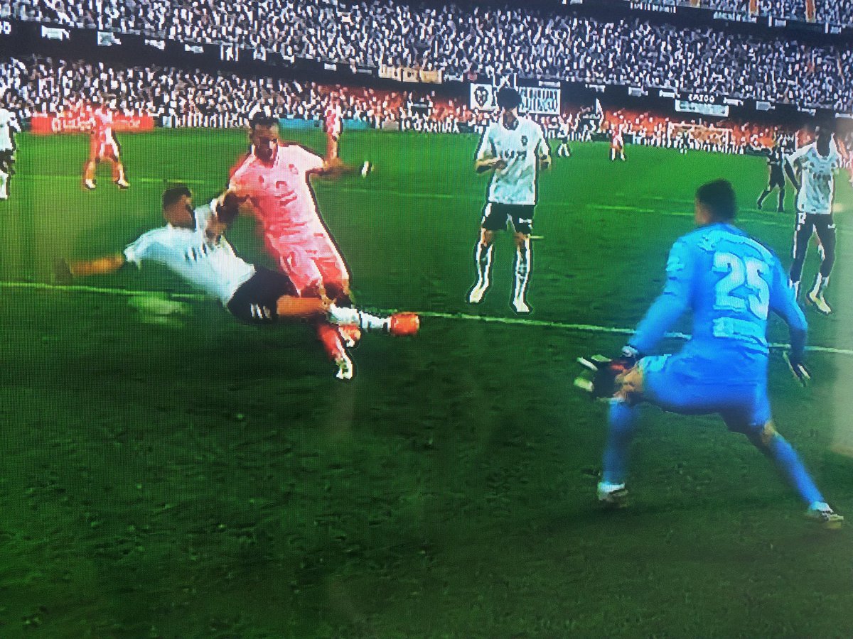 Me van a tener que explicar despacito y con palabras que comprenda por qué la primera acción de Vini es penalti y la de Braithwaite no es nada

Hay tres denominadores en común: Espanyol, final del partido y decisiones arbitrales 

#RCDE