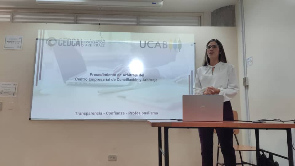 VenAmCham's tweet photo. Hoy 🗓️29 de mayo estuvimos en las 📍 instalaciones de @enlaucab donde estuvimos conversando e invitando a participar a los estudiantes en nuestras iniciativas #PremioRodgerFarrell (@CEDCAorg) y @ESidma.
📲 Para más información pueden escribirnos a infocedca@gmail.com https://t.co/Q8yENcy9L0