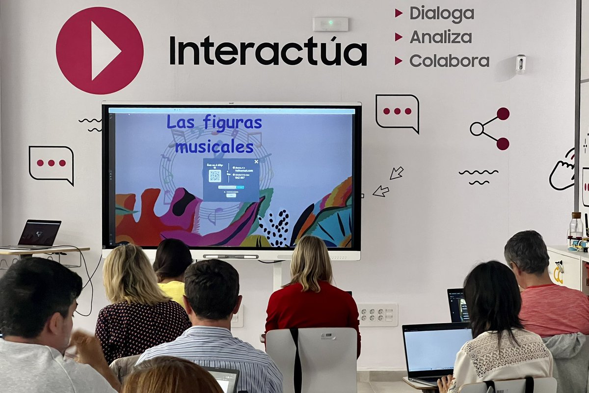 Formación sobre <a href="/SMART_Tech/">SMART Technologies</a> #Lumio en #auladelfuturo de <a href="/CEPdeSevilla/">CEP de Sevilla</a> un curso productivo con docentes de todas las etapas educativas. ;-)