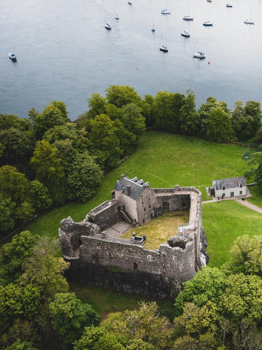 Dating back to the 13th century, Dunstaffnage Castle is one of Scotland's oldest stone castles &amp; the former stronghold of the MacDougalls 🛡️⚔️

📍 Dunstaffnage Castle, <a href="/wildaboutargyll/">Wild About Argyll | Scotland’s Adventure Coast</a> 📷 IG/with.bryan #ScotlandIsCalling