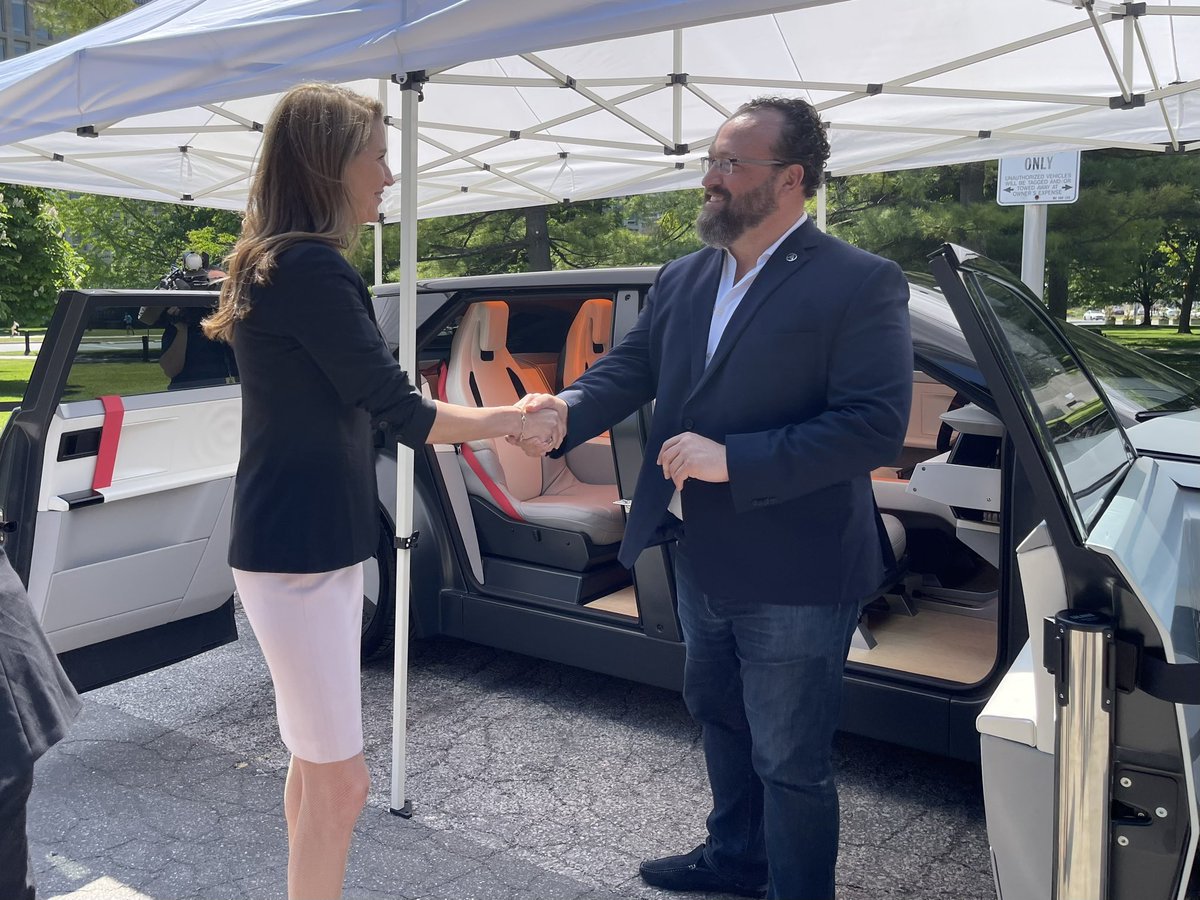 The cars of the future will be built in Ontario, by Ontario workers! 🚙
 
Thanks to @OVINhub & @APMACanada for bringing #ProjectArrow to Queen’s Park today.
 
Great to hear from @FlavioVolpe1 about the 1st all-Canadian, #zeroemission concept vehicle, created right here at home.⚡️