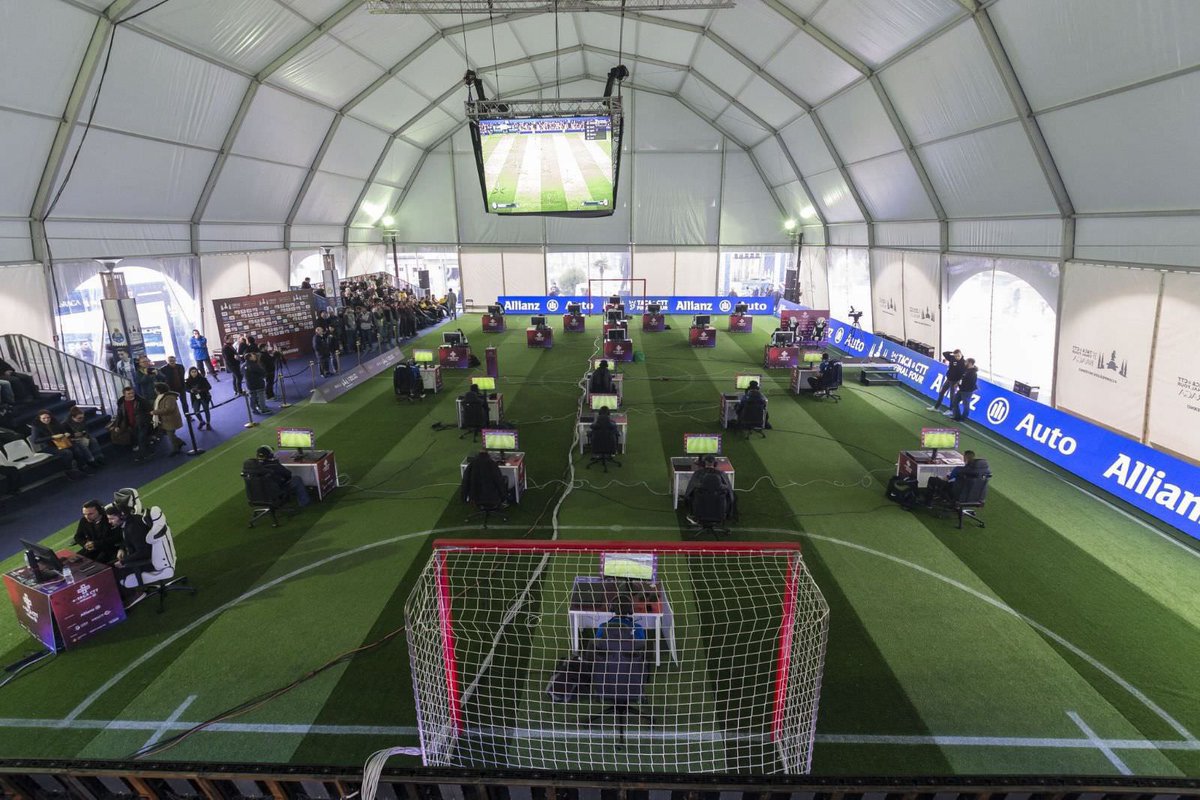 Yo quiero jugar a #ClubesPro aquí. ¿Os imagináis una liga presencial así? Reconozco que es muy difícil encontrar patrocinadores para organizar algo como esto.

Pero no me podéis negar que no molaría 😜