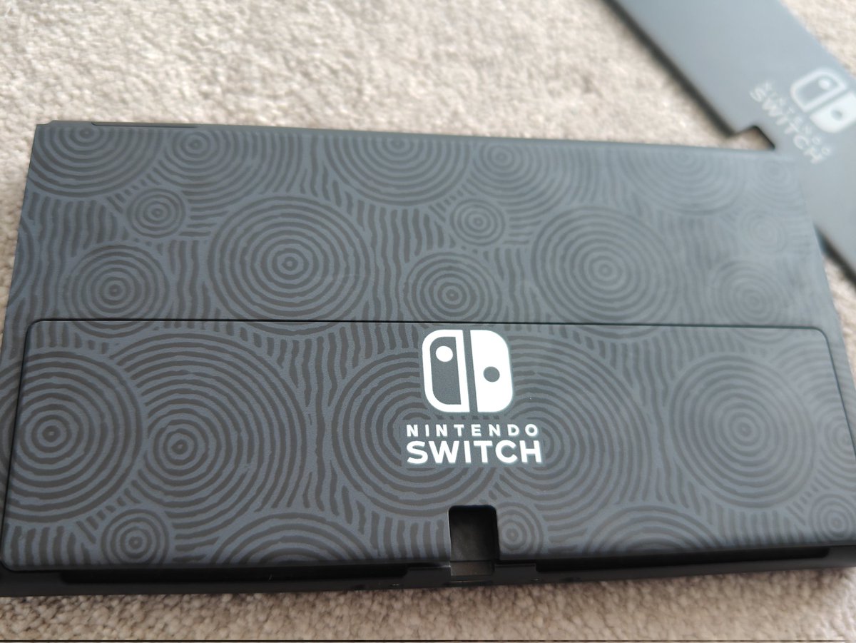 Chloeca11791651's tweet photo. Who needs to buy the ToTK edition switch. Good old Ali express got me covered on shells to change my oled into ToTK edition.  #moddedswitch #totkswitch 
#Zelda https://t.co/r39xyTlDu5