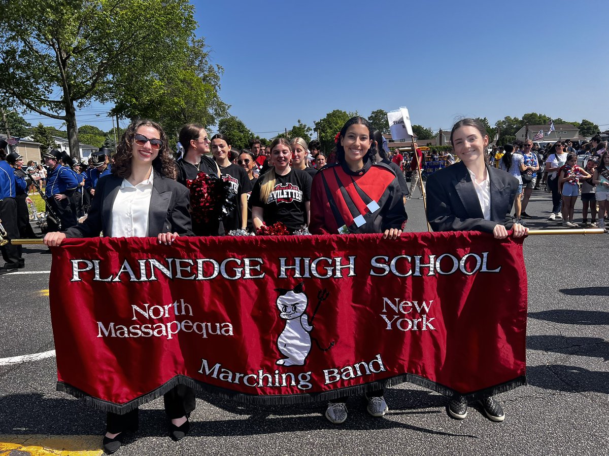msventh_in_8th's tweet photo. Bethpage Memorial Day Parade this morning with my favorite team and band !! 🇺🇸 #weareplainedge https://t.co/KJS7vNjGLG