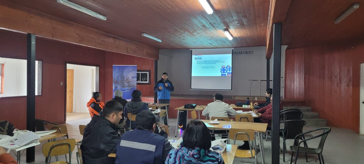 SISS_CHILE's tweet image. 🗣️Jefe #SISS #LosLagos Juan Ancapan y equipo regional se encuentran en la localidad de #Contao comuna de 📍#Hualaihue invitados en taller organizado por @seremisalud10  para exponer nuestro rol fiscalizador en la Ley 20.998 de Servicios Sanitarios Rurales
