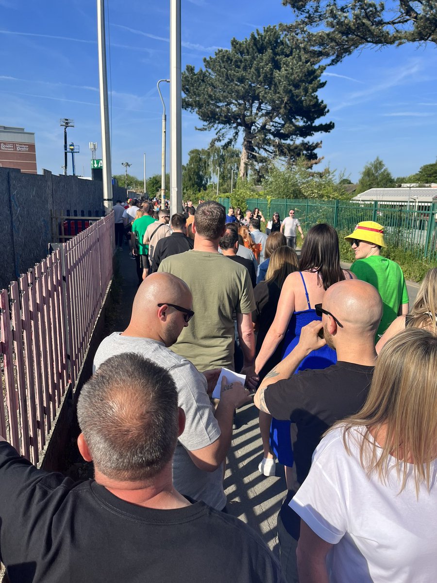 cjd_70's tweet photo. Queuing around the block to see @DeclanSwans at Y Cae Ras this weekend, belting performance guys 🤘🏼oh and @farfromsaints were pretty good to be fair 😉@wrexham @Wrexham_AFC https://t.co/vl4MxMDlBm