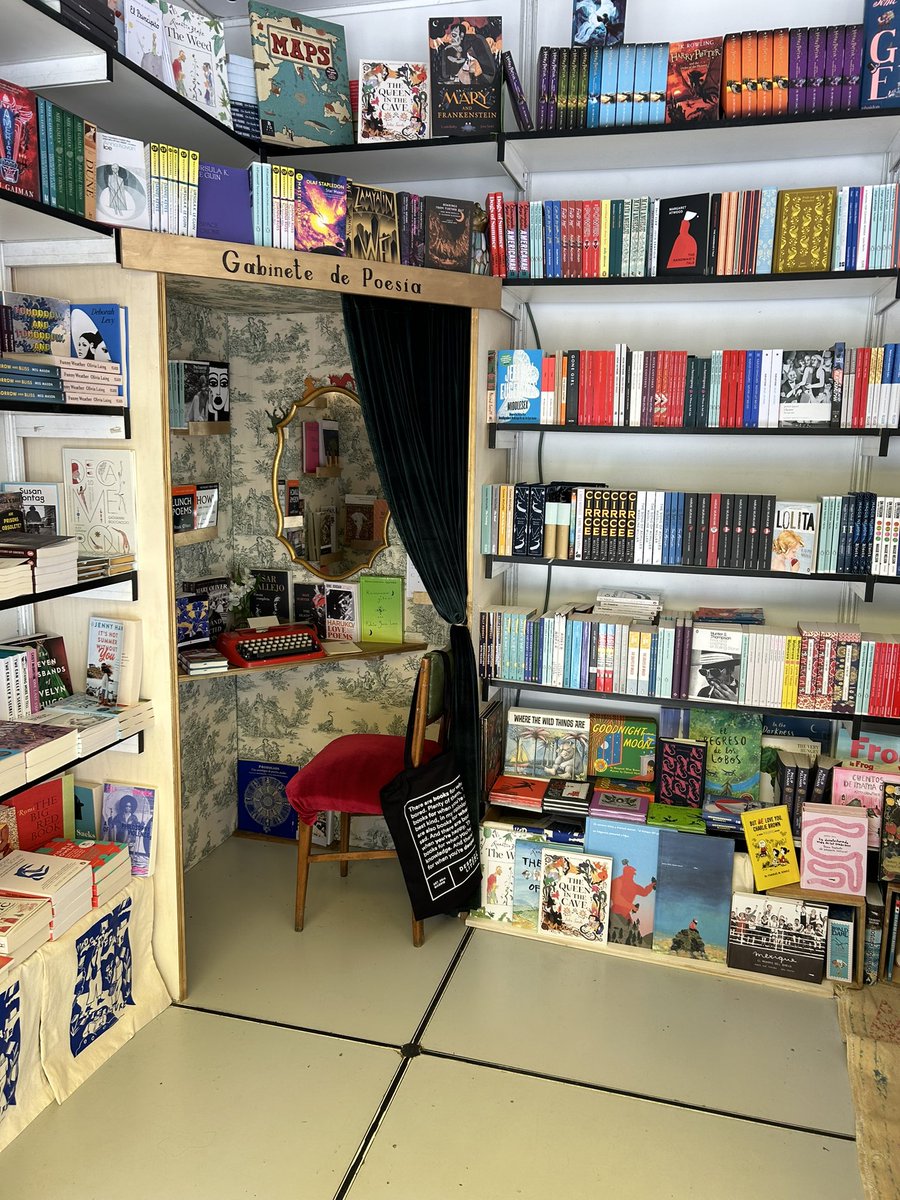 Sarisiri_'s tweet photo. Qué mejor plan un lunes de mayo en Madrid - fiesta en Holanda - que ir a @FLMadrid. 

Muchos libritos, sol (al menos por la mañana) y continuar tradiciones muy especiales. 📚✨ https://t.co/CErRBSQvh4