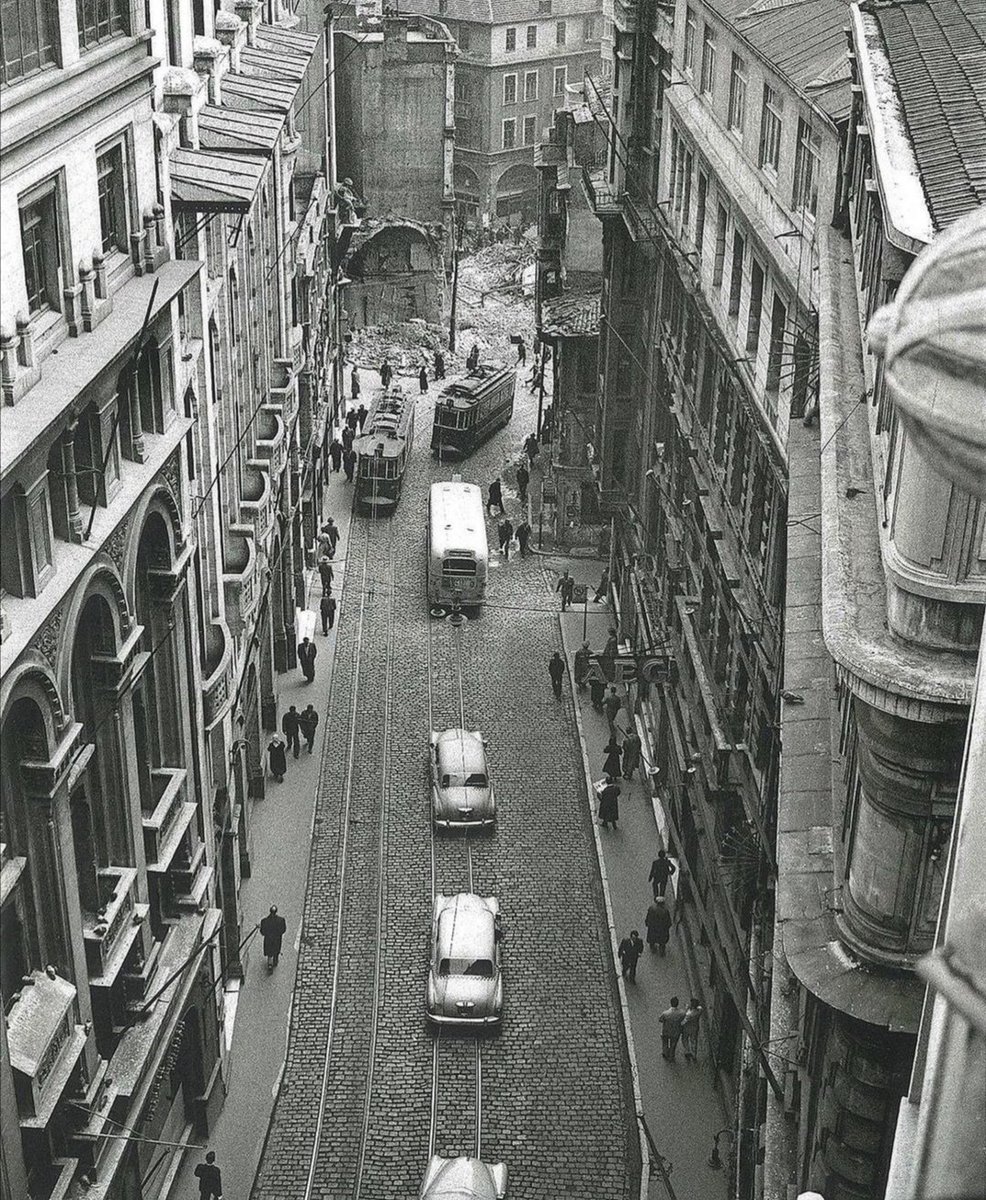 Karaköy Bankalar caddesi, 1958, Ara Güler'in kadrajından.