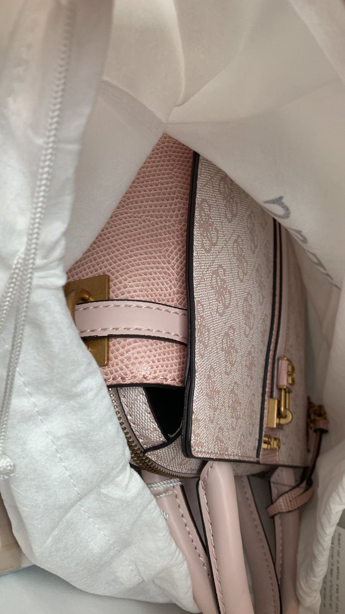 Dagje winkelen. Voor €750,-: 32 shirts, 2 rokjes, 2 sportbroekjes, 1 BH, 6 strings, sneakers, regenlaarsjes, crocjes, 2 korte broeken, 1 trui, 4 jongensshirts, 1 riem, 1 handtas, 6 paar korte sokken, oorbellen. Nog 85% van het vakantiegeld te gaan. #workhardplayhard