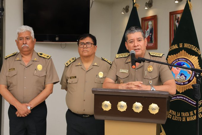 PoliciaPeru's tweet photo. El Sr. comandante general de la PNP Jorge Luis Angulo Tejada acompañado del general PNP Carlos Malaver Odias director Contra la Trata de Personas y Tráfico Ilícito de Migrantes, presentaron el resultado del operativo realizado por la Div. de Inv. de Trata de Personas. https://t.co/4aaCLt2XOV