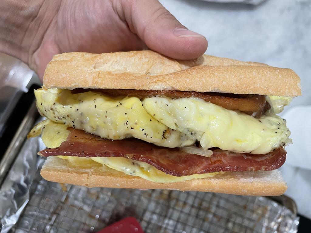 Bacon, egg, cheddar, with sautéed onion on Cuban bread
homecookingvsfastfood.com
#homecooking #homecookingvsfastfood #food #fastfood #foodie #yum