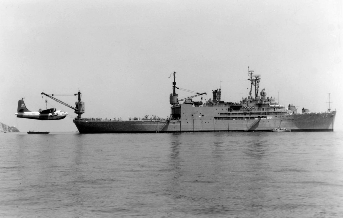 1)ABD Deniz Kuvvetlerine ait Martin P5M Marlin  deniz karakol uçağı USS Salisbury Sound  (AV-13) 1957 yılı dolaylarında San Diego Körfezi'nde geminin vinçi ile  gemiye alınırken.

📸 ABD Donanması Ulusal Deniz Havacılığı Müzesi fotoğraf No. 2011.023.095