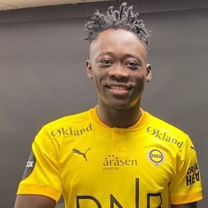 Oleejoh's tweet photo. Nordheim når han kommer hjem og tømmer lommene sine https://t.co/aFkbiUt89z