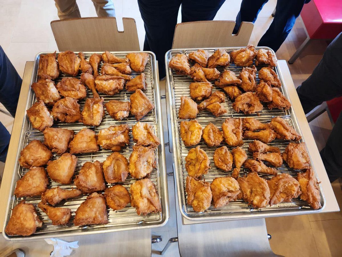 ✈️ ¡28 toneladas de carne de pollo ecuatoriana se disfrutan en Bahamas!
🐔 Gracias al trabajo conjunto con el sector privado, llevamos proteína de calidad al mundo.
Seguiremos enfocados en tener más productos del 🇪🇨 en perchas internacionales porque #ExportamosCalidad