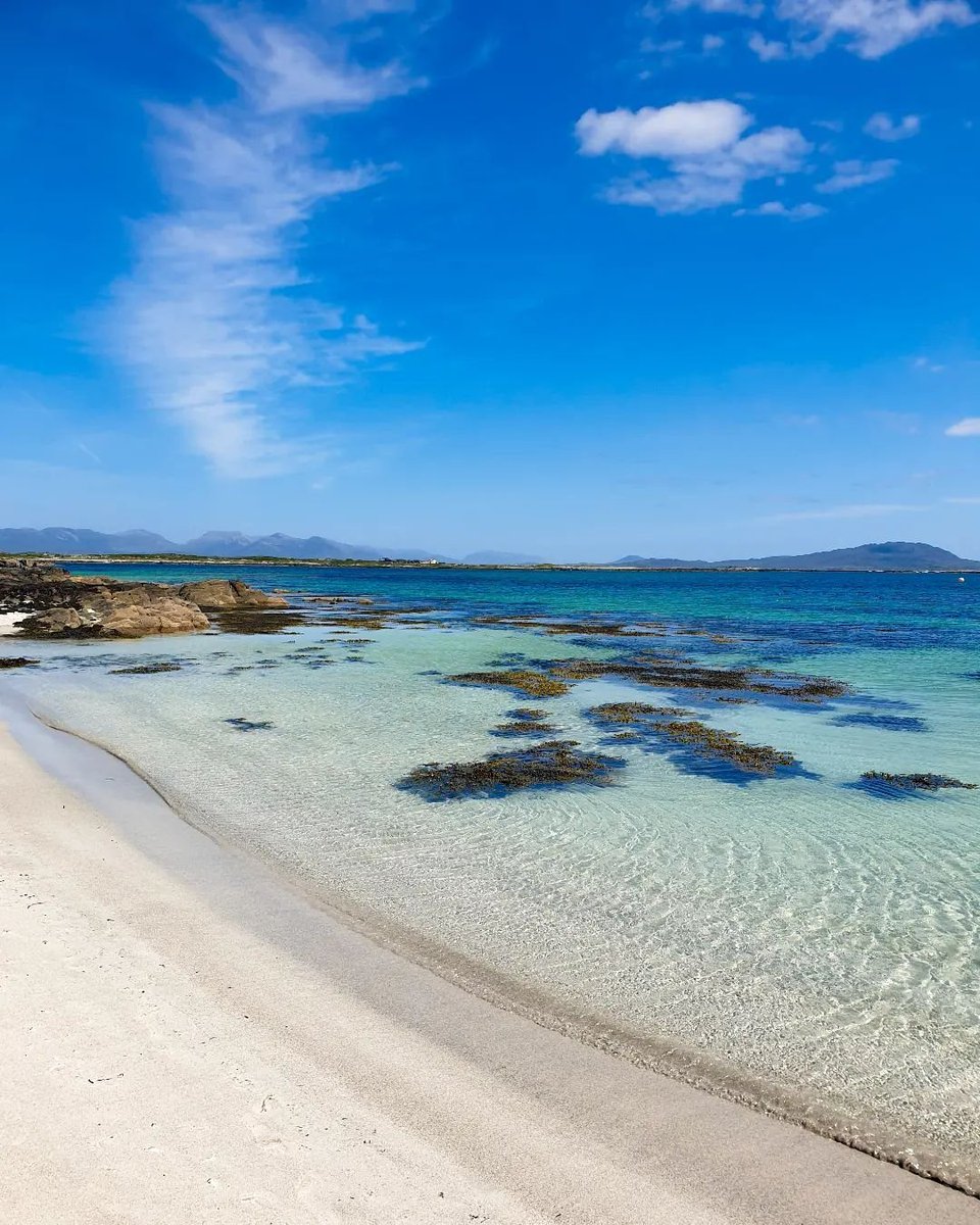 You may be mistaken for thinking this is taken in a tropical country... But nah, this is just the beautiful paradise of Connemara on the West Coast of Ireland! ☀️💯😍🏖️💙 📸 IG/ young_mephistopheles 📍 Bunowen Bay, Ballyconneely #Ballyconneely #Connemara #Galway #Ireland