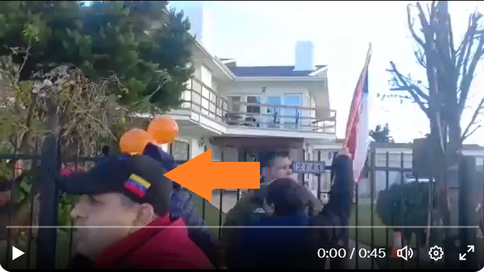 rodriguez_gus's tweet photo. ¿Qué hace un venezolano participando en una funa en la casa de los padres del Presidente de la República de Chile?
@GobiernodeChile @Minrel_Chile @GabrielBoric @Presidencia_cl https://t.co/BG6mJU1Frj