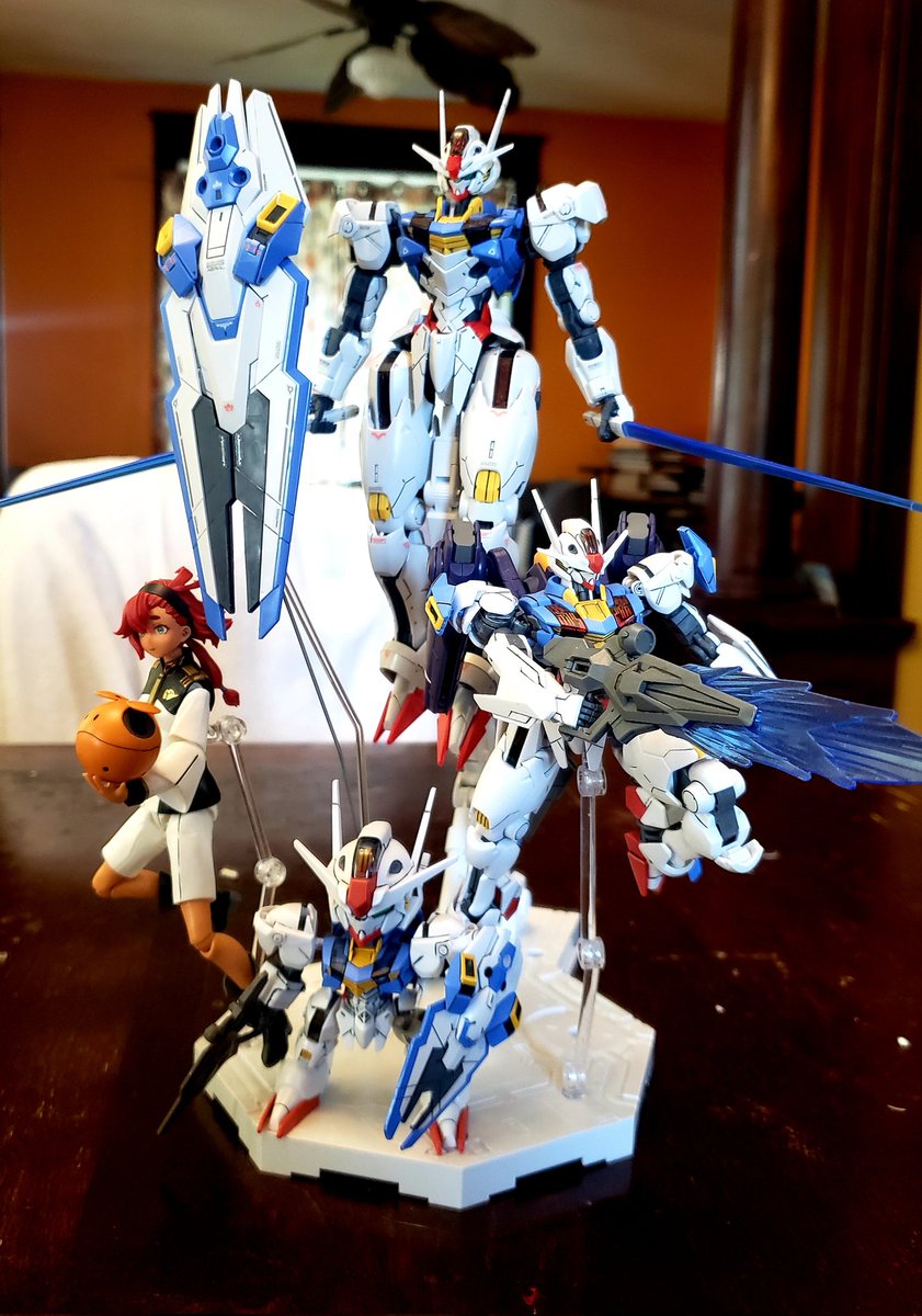 30SecondsToMarx's tweet image. don't really gunpla post but was stoked to be mostly finished with this little Gundam Aerial display. ❤️❤️❤️