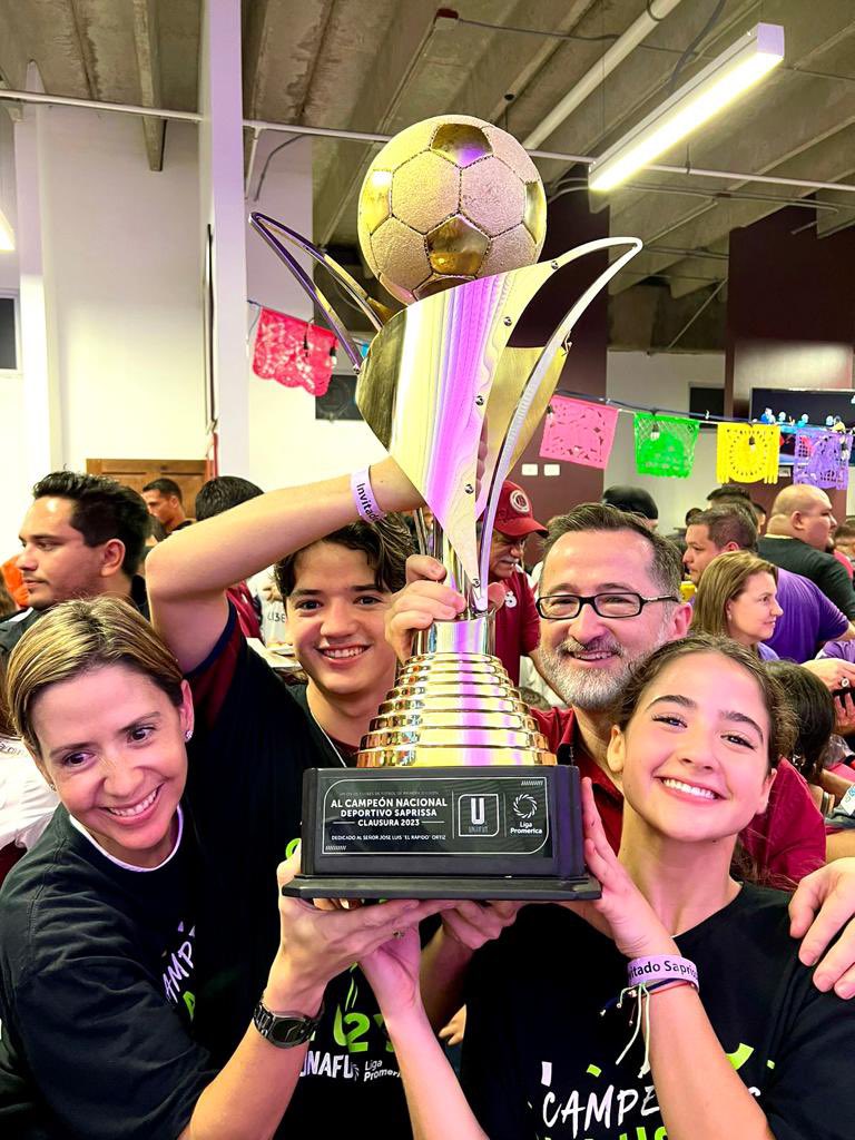 La alegría es indescriptible: el poder retribuirle a esta inigualable afición con una copa más… A mi familia, ¡gracias por el apoyo en las buenas y en las no tan buenas! Nada mejor que compartir esto con ustedes, los adoro! ¿Vamos por más? #FamiliaMorada 💜