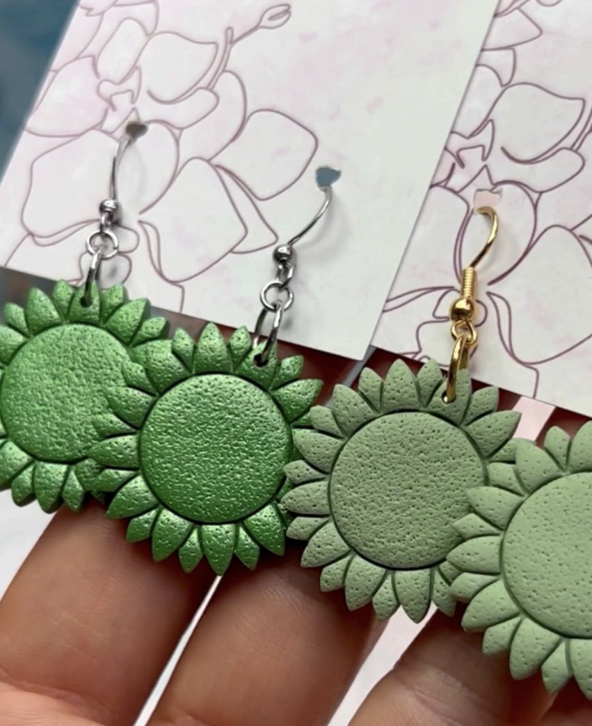 What do you prefer? Matte green or shiny green?🤗

#polymerclay #polymerclayart #clayjewelry #polymerclaycreations #polymerclayearrings #clayart