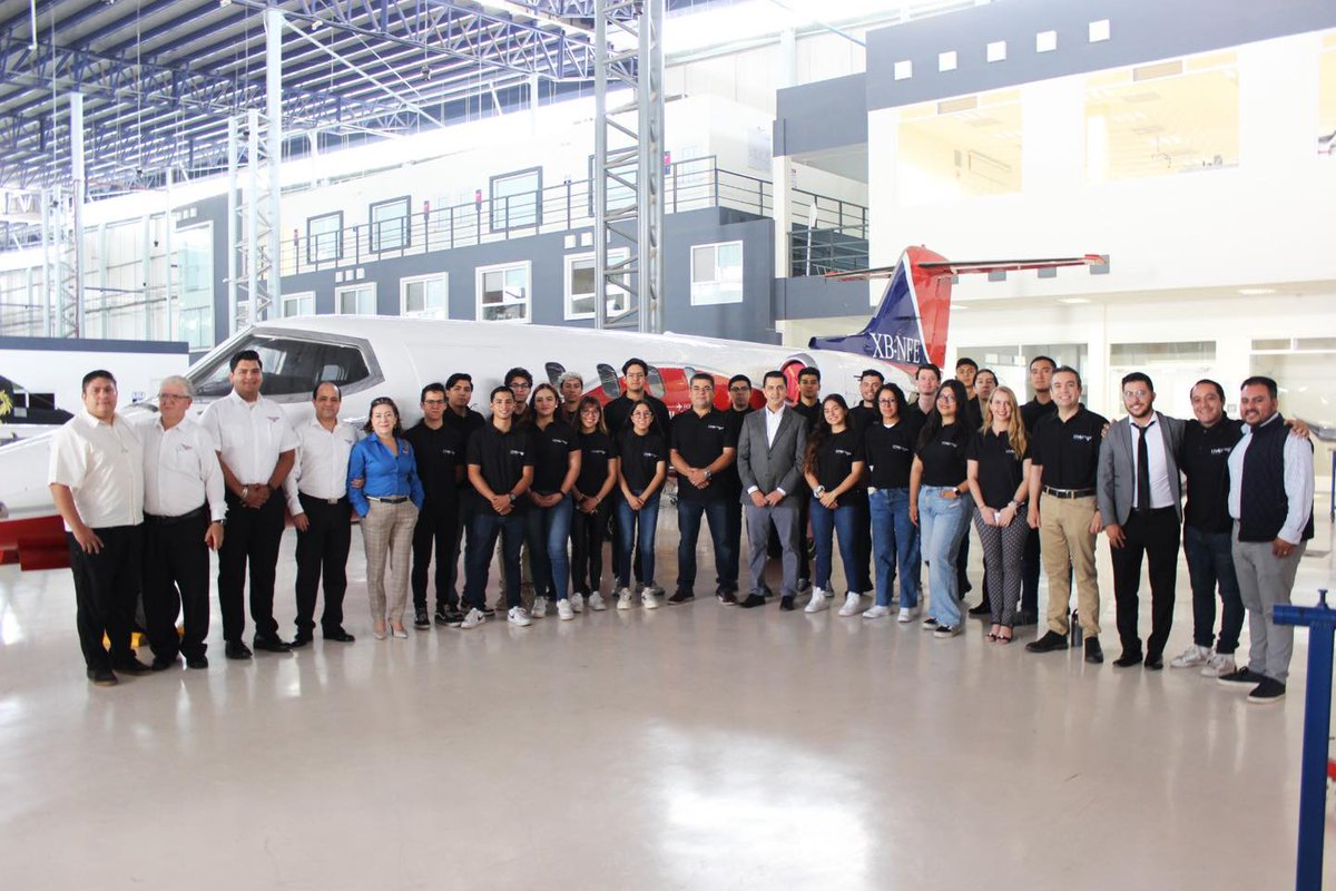 UNAQmx's tweet photo. #CursosUNAQ ¡Con gran emoción y entusiasmo, damos inicio a un nuevo capítulo en la historia de la #UNAQ ✈️ y #EDAE! Con ustedes la 1a generación del curso de formación de #PilotosAviadores 👩✈️👨✈️.
¡Bienvenidos! 🫡
#UnCieloDeOportunidades 💙 https://t.co/EyAe6fxhvb