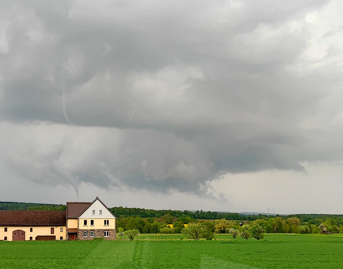 WTsurvey's tweet photo. 10.05.2023 Trichterwolke hatte mehrmals Bodenkontakt. Weiterer Tornado in Nordrhein-Westfalen und Niedersachsen. Viele Augenzeugen und schwächster Tornado in der Bodenkartierung bisher. #wtinfo #survey #Tornado #unwetter #uwde Bericht und mehr via fb https://t.co/jKlVfKJId9