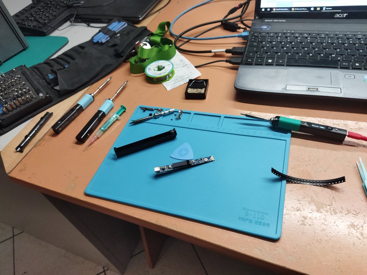 Entspanntes 'Hacken' am Abend 👨‍🔧 Unsere mobilen #Pinecil Lötkolben werden mit einem optionalen Magnetsensor ausgestattet. Wenn ihr das bei eurem Pinecil auch machen wollt, dann kommt gerne vorbei 🙂 wir haben noch ein paar Hall-Sensoren auf Lager